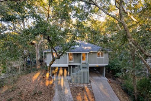 Conch Cottage by AvantStay Walk to Beach Deck Fireplace Outdoor Dining