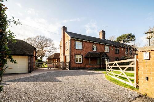 Oak Cottage, HS2, NEC, BHX, M42, Family Gatherings, Contractors, Relocators