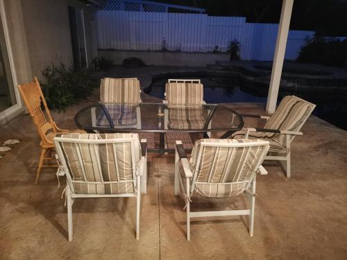 Casa De Packages for 6 people 2BD 3BA, 8 people 3BD 3BA, 10 people 3BD 4BA,12 people 4BD 4BA in Thousand Oaks, USA