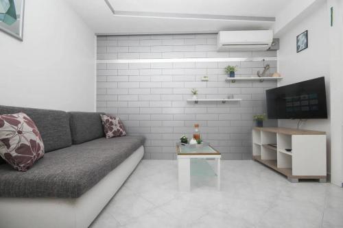 One-Bedroom Apartment image 5