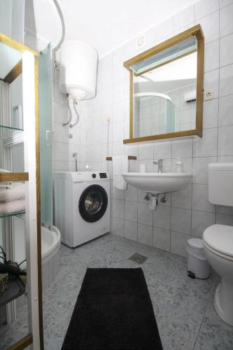 One-Bedroom Apartment image 3