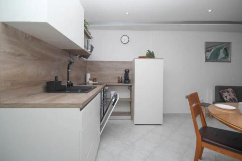 One-Bedroom Apartment image 9
