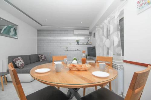 One-Bedroom Apartment image 6