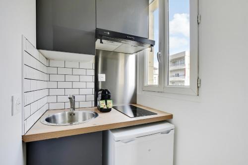 Kitchen, Appartement Suite 41 aux Portes de Paris in Aubervilliers