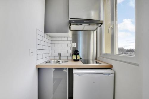 Kitchen, Appartement Suite 41 aux Portes de Paris in Aubervilliers