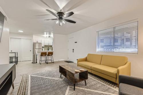 Spacious 2bed Centralgymwifioutdoorpooltempe - Tap to explore photos