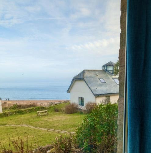 Beach Front Coastal Retreat with Sea Views in Stokenham