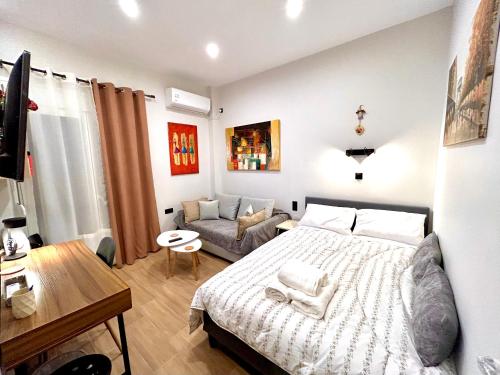 Elegant & Stylish 2nd Floor Flat - 3' from Metro, Athènes