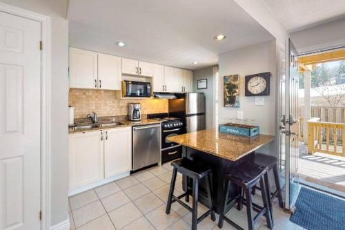 Steps to the Hill 1 Bedroom CraveTV in The Blue Mountains (ON)