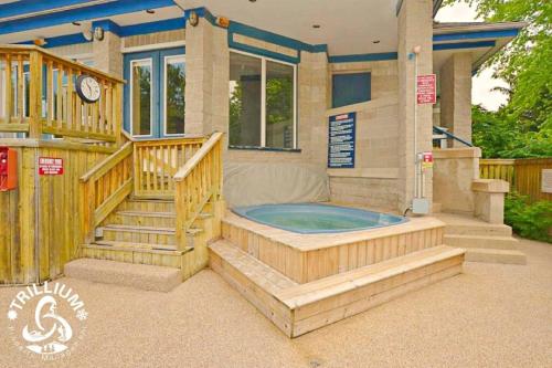 Hot tub, Steps to the Hill 1 Bedroom CraveTV in The Blue Mountains (ON)