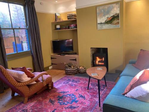 Cottage minutes from the sea with stylish retro charm