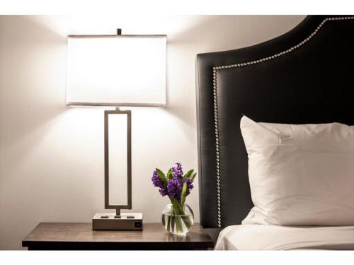 Modern Apartment Close To Everything CozySuites - image 10