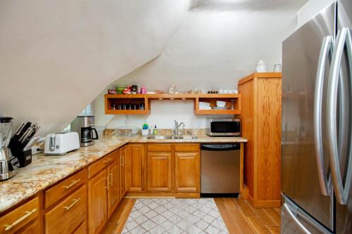 Alameda 3BR Penthouse 2 blocks to downtown 3 blocks to the beach AC and 2 free parking spaces thumb 2