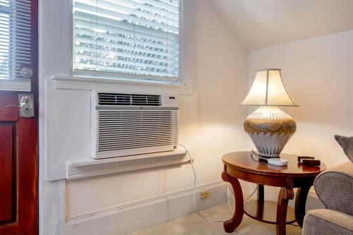 Alameda 3BR Penthouse 2 blocks to downtown 3 blocks to the beach AC and 2 free parking spaces thumb 3