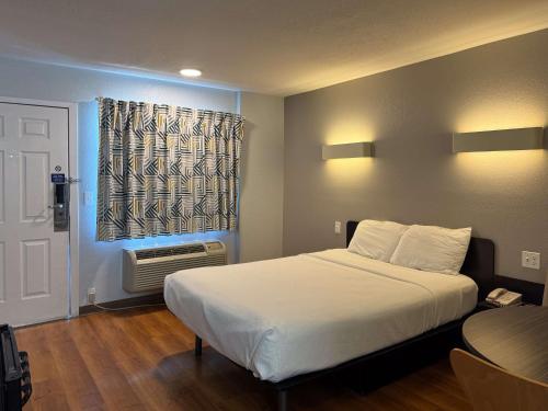Motel 6-Simi Valley CA - image 13