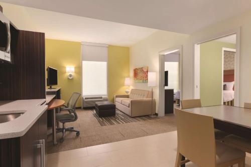 One-Bedroom Queen Suite - Non-Smoking