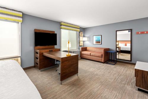 1 king bed, 1 sofa bed