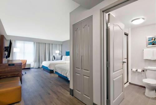 Room with Two Queen Beds - Non-Smoking image 3