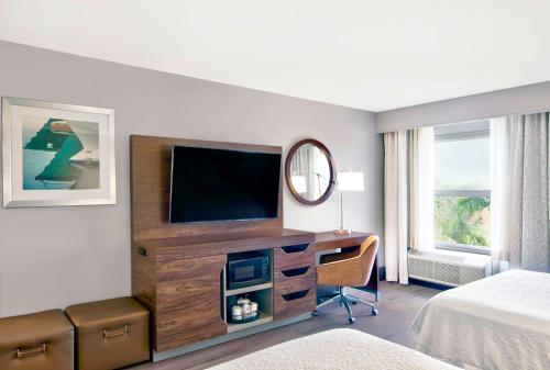Room with Two Queen Beds - Non-Smoking image 6