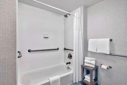 King Room with Accessible Tub - Mobility and Hearing Access/Non-Smoking image 2