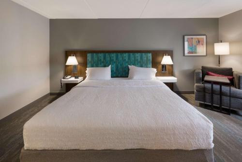 Hampton Inn and Suites Fredericksburg - image 13