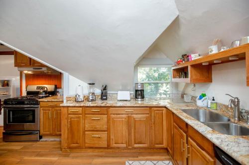 Alameda 3BR Penthouse 2 blocks to downtown 3 blocks to the beach AC and 2 free parking spaces thumb 4