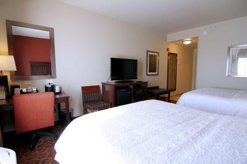Hampton Inn & Suites Grand Forks - image 2