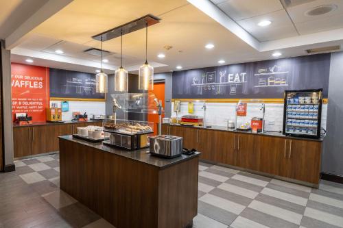 Hampton Inn & Suites Greensboro/Coliseum Area - image 13