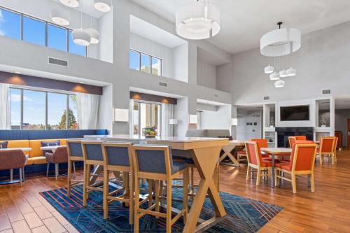 Hampton Inn & Suites Greeley - image 9