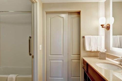 One-Bedroom Queen Suite with Two Queen Beds - Non-Smoking image 6