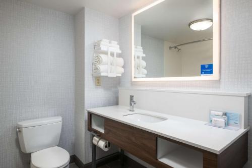 Hampton Inn And Suites Cape Cod West Yarmouth Room Type - Queen Room with Two Queen Beds - Mobility and Hearing Access/Non-Smoking