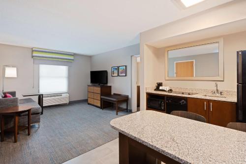 2 queen beds, 1 sofa bed