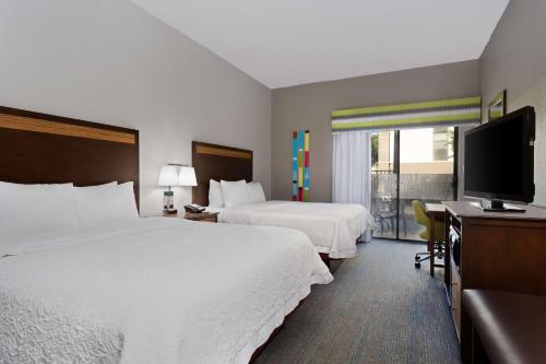 2 queen beds