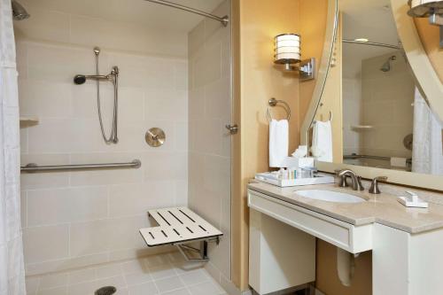 Corner Queen Suite with Two Queen Beds and Bath Tub - Mobility/Hearing Accessible