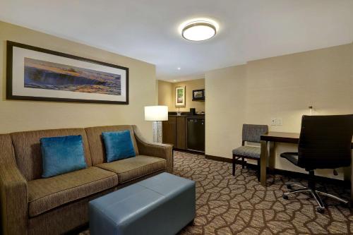 Premium Corner Suite with King Bed, Sofa Bed & View of Niagara Falls & American Falls - Floors 25-35
