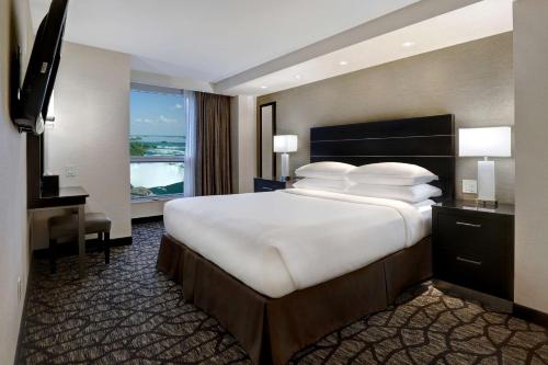 King Bed with Sofa Bed and view of Niagara Falls & American Falls - Floor 15