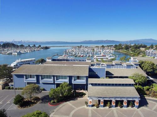 Exterior view, DoubleTree by Hilton Hotel Berkeley Marina in Berkeley (CA)