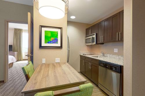 One-Bedroom Queen Suite with Two Queen Beds - Non-Smoking image 3