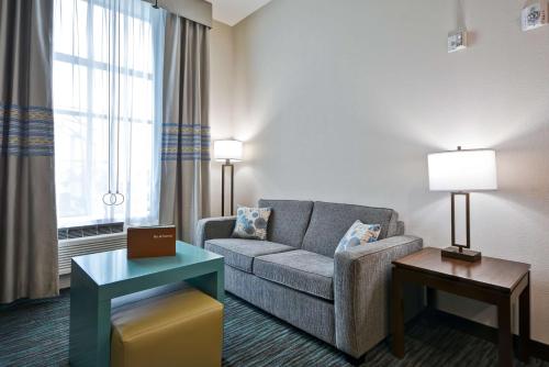 2 queen beds, 1 sofa bed
