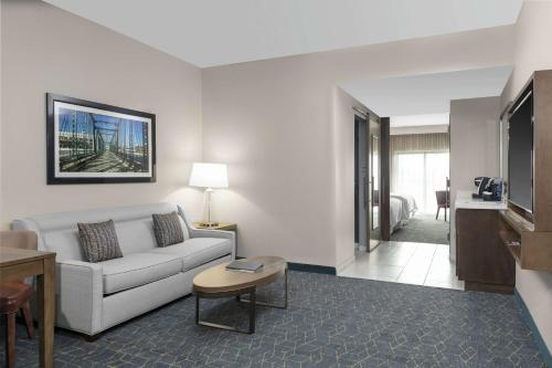 2 queen beds, 1 sofa bed