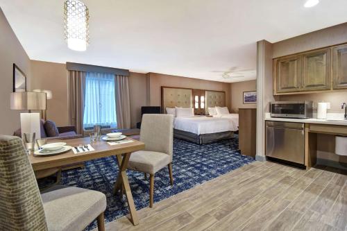 Queen Suite with Two Queen Beds - Mobility and Hearing Access/Non-Smoking