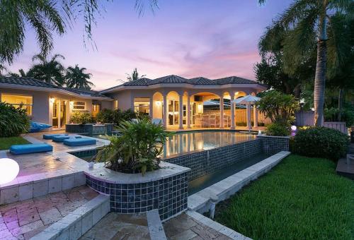 Luxury Waterfront & Infinity Pool/Hot Tub SLEEPS 8 in Fort Lauderdale, USA
