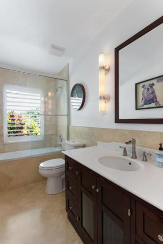 Luxury Waterfront & Infinity Pool/Hot Tub SLEEPS 8 in Fort Lauderdale, USA