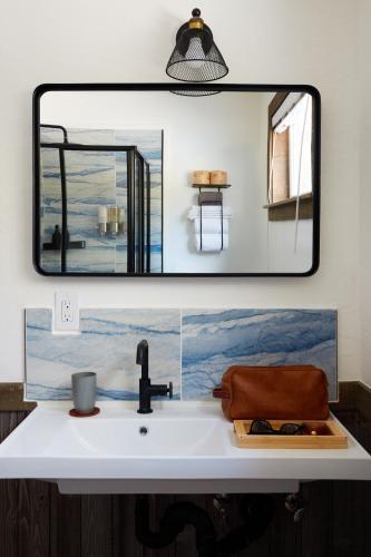 Mine and Farm, The Inn at Guerneville, CA - 화장실