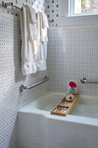 Mine and Farm, The Inn at Guerneville, CA - 화장실