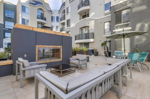 The Nest a Spacious 1 Bedroom Apartment with a Pool View in Los Angeles, USA