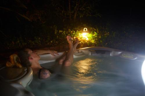 Mine and Farm, The Inn at Guerneville, CA - 온수 욕조