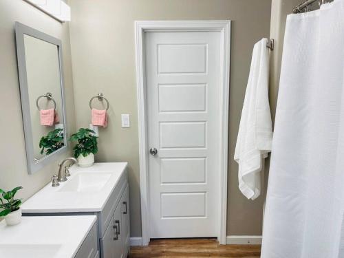 Spacious home, 3 king beds, huge backyard near UM Spacious home, 3 king beds, huge backyard near UM