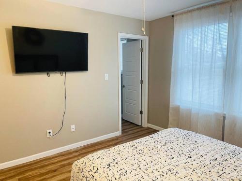 Spacious home, 3 king beds, huge backyard near UM Spacious home, 3 king beds, huge backyard near UM