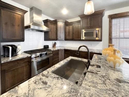 Ideal Condo 2 Minute Drive to Deer Valley Ideal Condo 2 Minute Drive to Deer Valley